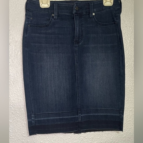 Liverpool Dresses & Skirts - Liverpool women’s Dark Denim Pencil stretchy Skirt size 6